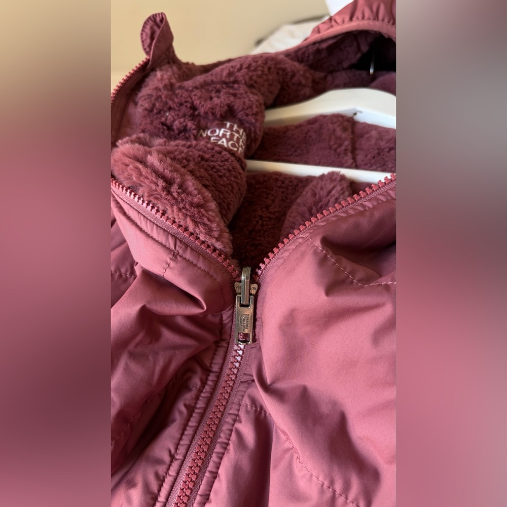 The North Face Girl’s Puffer Jacket in Rust/Burgundy - Picture 11 of 12